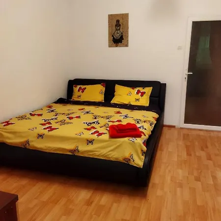 Apartament Metroufavoritgarsonieraaficotroceni Bucureşti